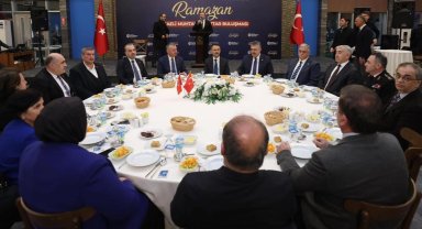 Kocaeli protokolünden muhtarlarla iftar yaptı