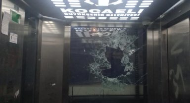 Kocaeli'de vandalizim! Kaldırım taşları ile asansörün camı parçalandı!
