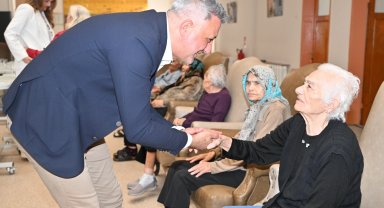 Manisa Büyükşehir'den huzurevi sakinlerine bayram ziyareti