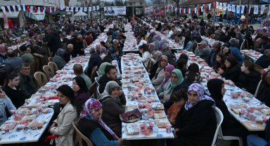 Manisa'da Ramazan'ın bereketini Köprübaşı'nda paylaştı