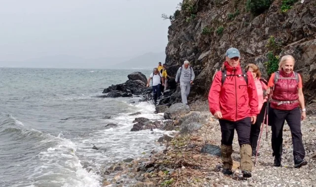 Mudanya'da doğa gönüllüleri şehitler anısına yürüdü