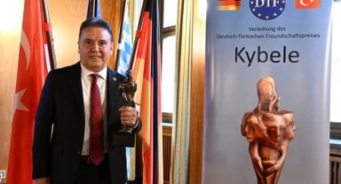 Muhittin Böcek "Kybele" ödülünü aldı