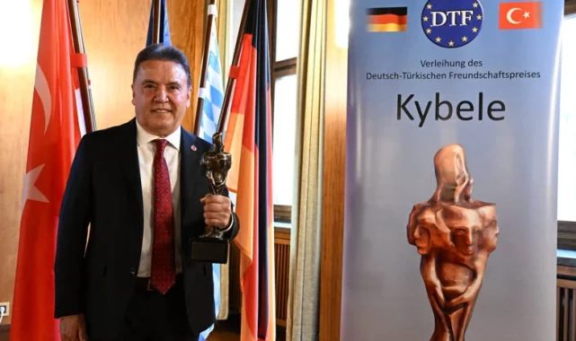 Muhittin Böcek "Kybele" ödülünü aldı