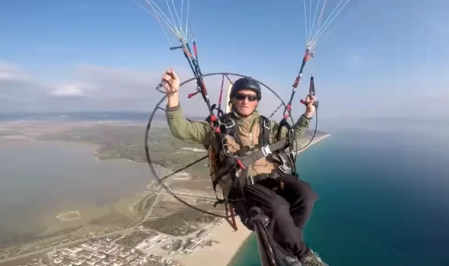 Saros'ta eski gazeteciden paramotorla manevi uçuş
