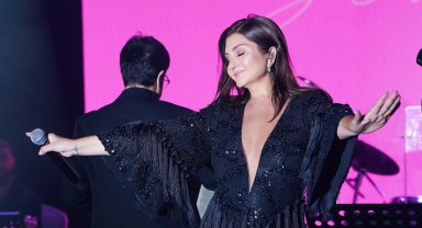 Sibel Can Kıbrıs'ta göz kamaştırdı