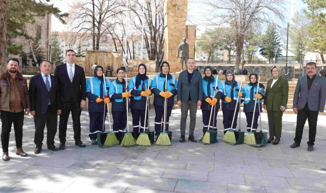 Sivas'ta şehir temizliğine kadın eli değdi