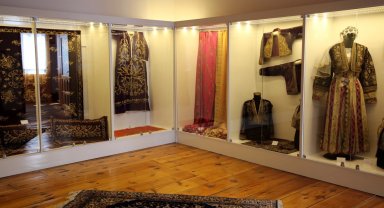 150 yıllık kıyafetler göz kamaştırıyor