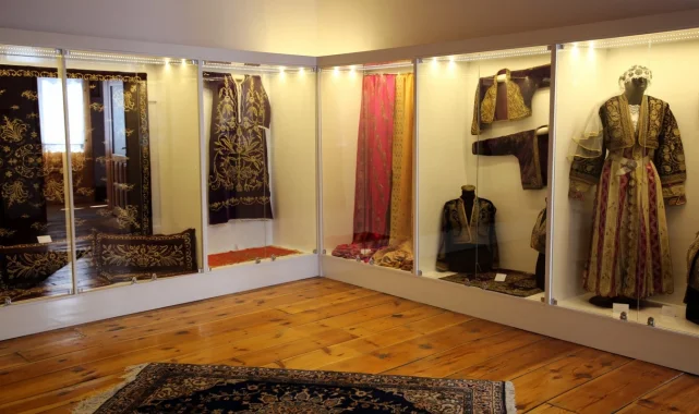 150 yıllık kıyafetler göz kamaştırıyor