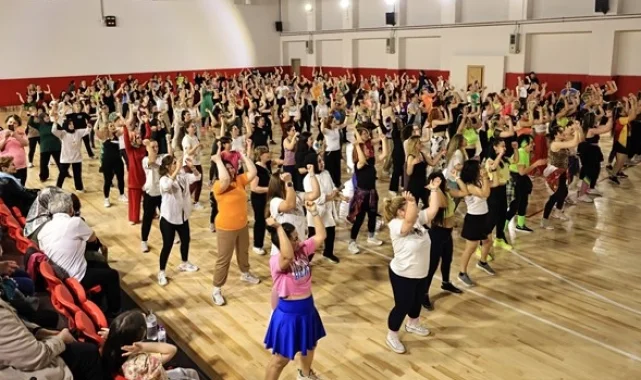 350 kadın kursiyer Dünya Dans Günü'nde zumba gösterisi yaptı