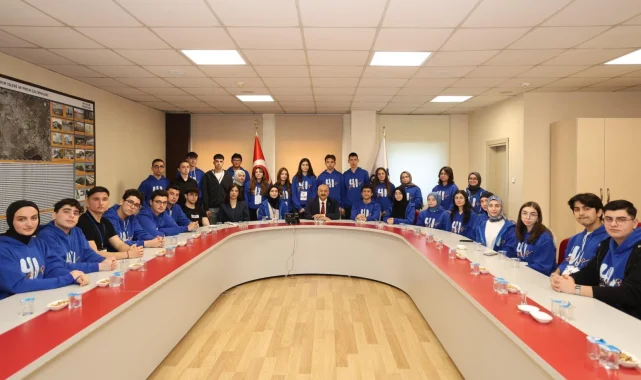 41 Genç'in başarılı öğrencileri Başkan Büyükgöz'e konuk oldu
