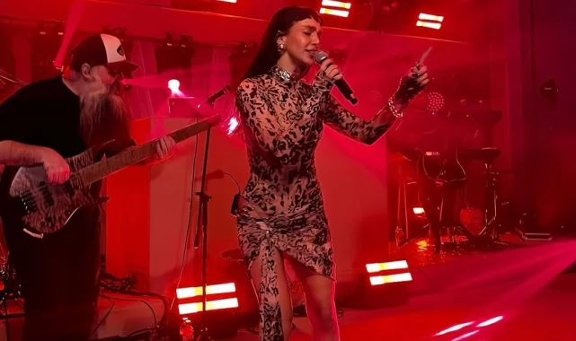 Aybüke Albere İstanbul'da sahneyi salladı