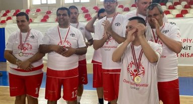 Balıkesirli özel çocuklar altın madalyaları Ayvalık'a getirdi