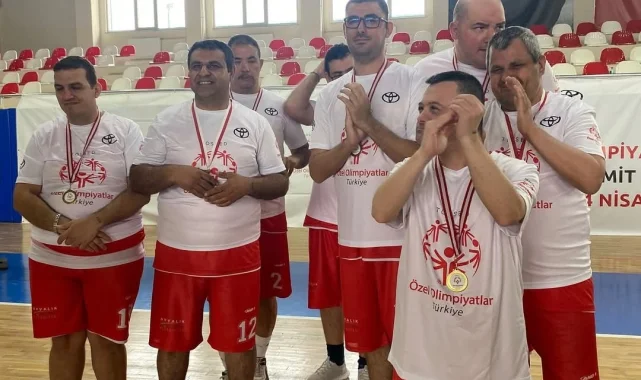 Balıkesirli özel çocuklar altın madalyaları Ayvalık'a getirdi
