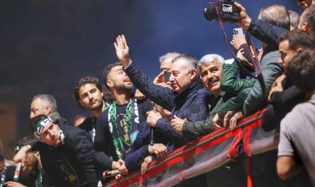 Başkan Büyükakın'a Kocaelispor taraftarlarından sevgi gösterisi