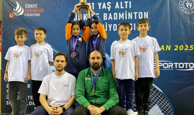 Bursa Osmangazi Belediyespor'un genç badmintoncuları göz doldurdu