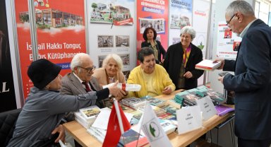 Bursa Osmangazi standında Sarıhan çiftini okurlarla buluşturdu