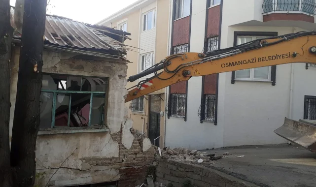 Bursa Osmangazi'de metruk yıkımlar sürüyor