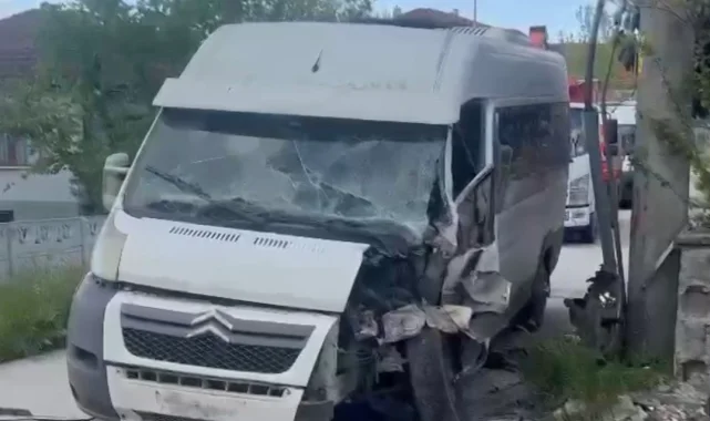 Düzce'de elektrik direğine çarpan minibüsün sürücüsü aranıyor