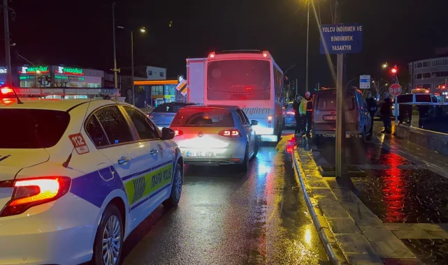 Düzce'de kırmızı ışıkta bekleyen araca minibüs çarptı!
