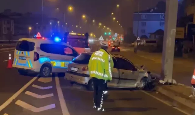 Düzce'de otomobil refüje çarptı!