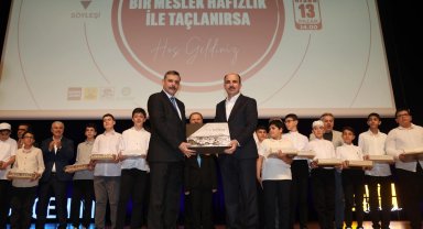 Erzurum Valisi, Konya'da hafız adayı öğrencilerle buluştu