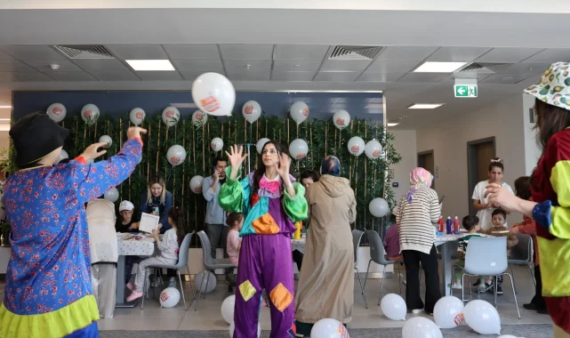 Hastanedeki çocuklara 23 Nisan sürprizi