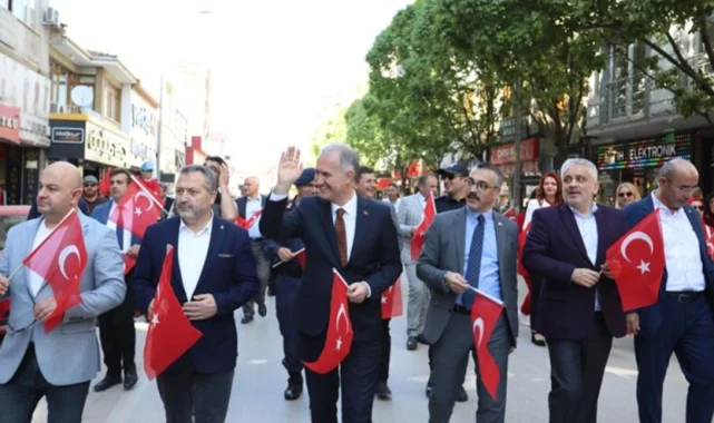 İnegöl'de 23 Nisan coşkusu sokaklara taştı