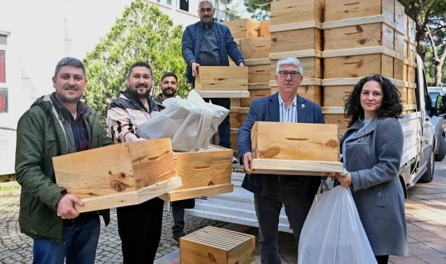 İzmir Bornova'da sertifikalı yeni arıcılar kovanlarına kavuştu