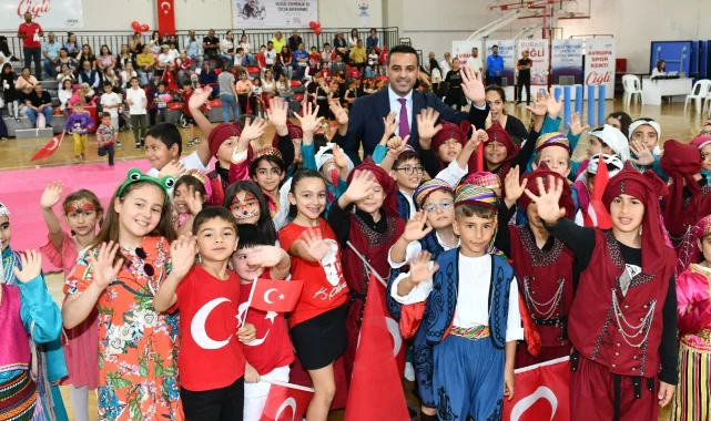 İzmir Çiğli'de çocuklara bayram şenliği