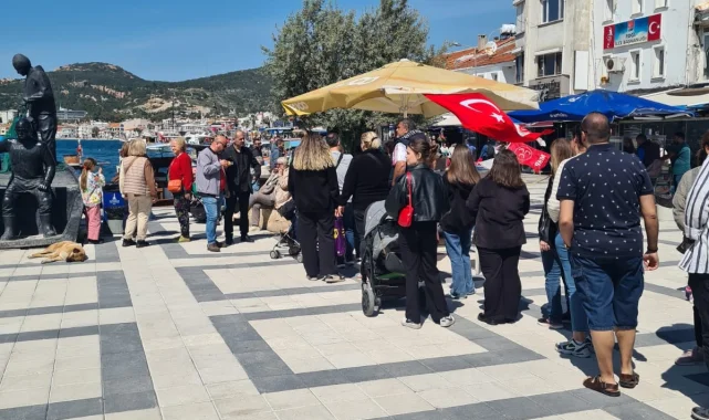 İzmir Foça'da Başbuğ Türkeş'e lokma hayrı