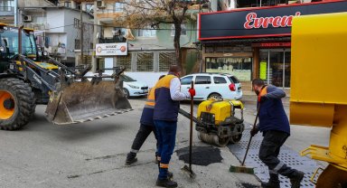 İzmir Karabağlar'da yolları asfalt yama robotu onarıyor