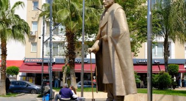 İzmir'de Narlıdere Belediyesi, Atatürk anıtı'nı bakıma aldı