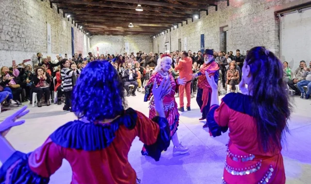 İzmir'de Romanlar Günü'nde kalpler 9/8'lik şarkılarla attı