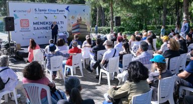 İzmirliler İzmir Kitap Fuarı'na akın etti
