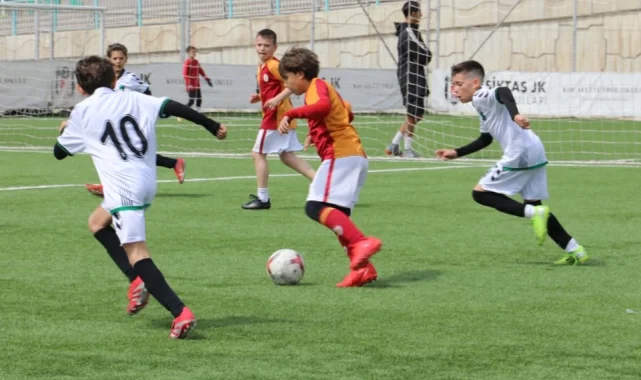 İzmit Belediyesi minik futbolculara bayramı yaşattı
