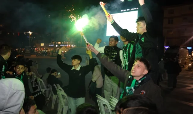 İzmit Kent Meydanı'nda yer Yeşil, gök Siyah