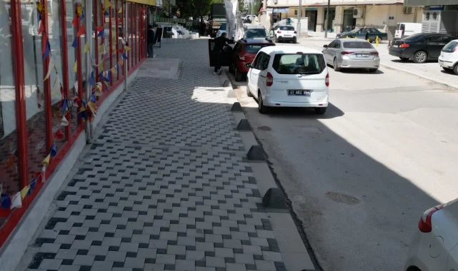 İzmit'te Şehit Kazım Caddesi'nde kaldırımlar yenilendi