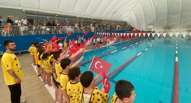 Kocaeli İzmit'te 23 Nisan'a özel yüzme yarışı