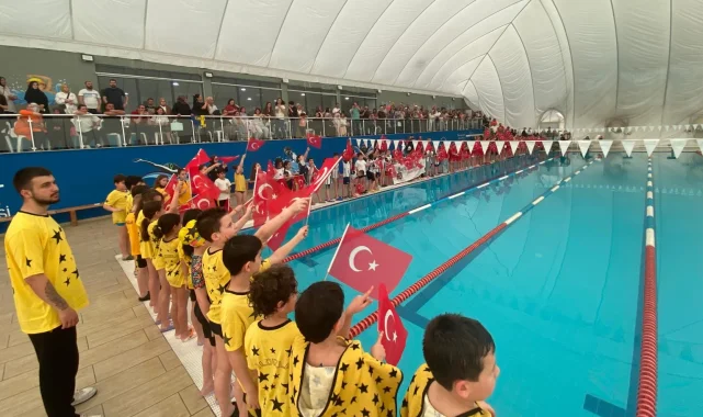 Kocaeli İzmit'te 23 Nisan'a özel yüzme yarışı