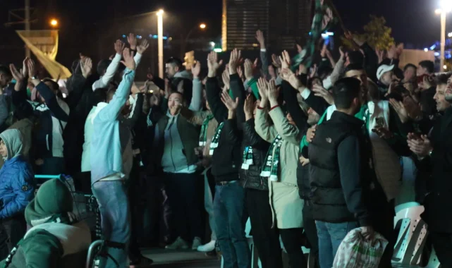 Kocaeli'de meydan, "Şampiyon Kocaelispor" sesleriyle inledi