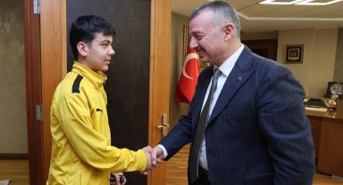 Kocaelisporlu Efe'den Başkan Büyükakın'a ziyaret