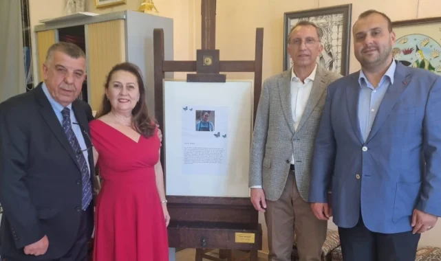 "Mavi Kelebek" mozaik sergisi Paris'te sanatseverlerle buluştu