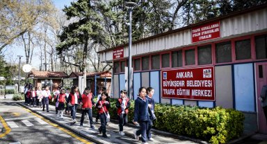 Minikler trafiği eğlenerek öğreniyor