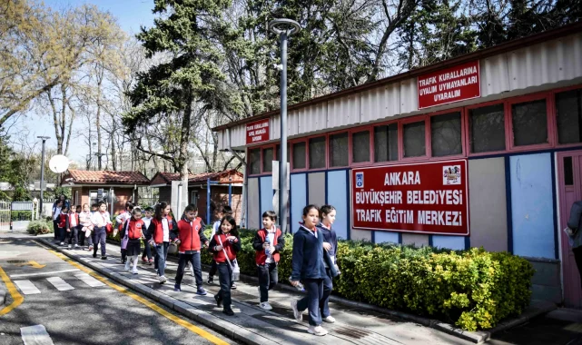 Minikler trafiği eğlenerek öğreniyor