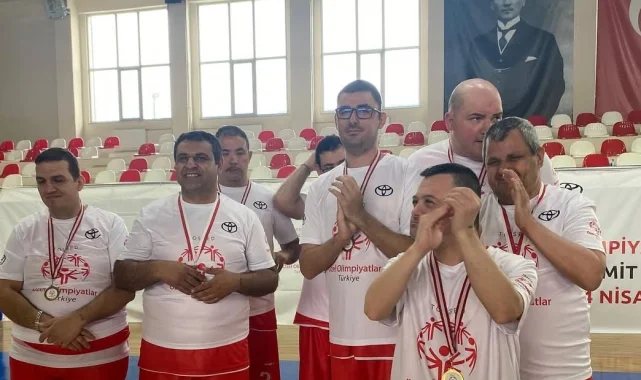 Özel çocuklar altın madalyaları Ayvalık'a getirdi