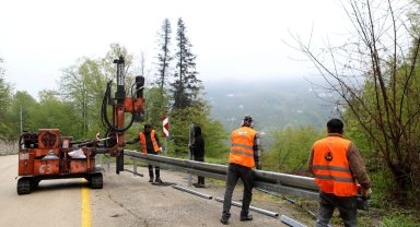 Sakarya Taşyatak'ta çelik bariyer montajı tamam