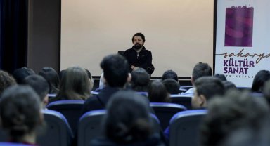 Sakarya'da yazar Yanık edebiyatsever gençlerle buluştu