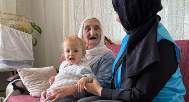 Sakarya'nın 105 yaşındaki çınarına tebessüm oldular