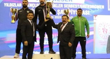 Sakarya'nın güreşçileri Sivas'ta şampiyon oldu