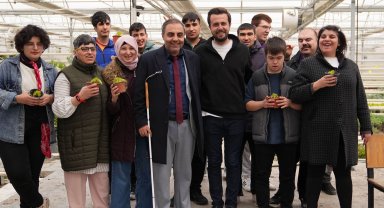 Seranın özel konukları çiçek dikti